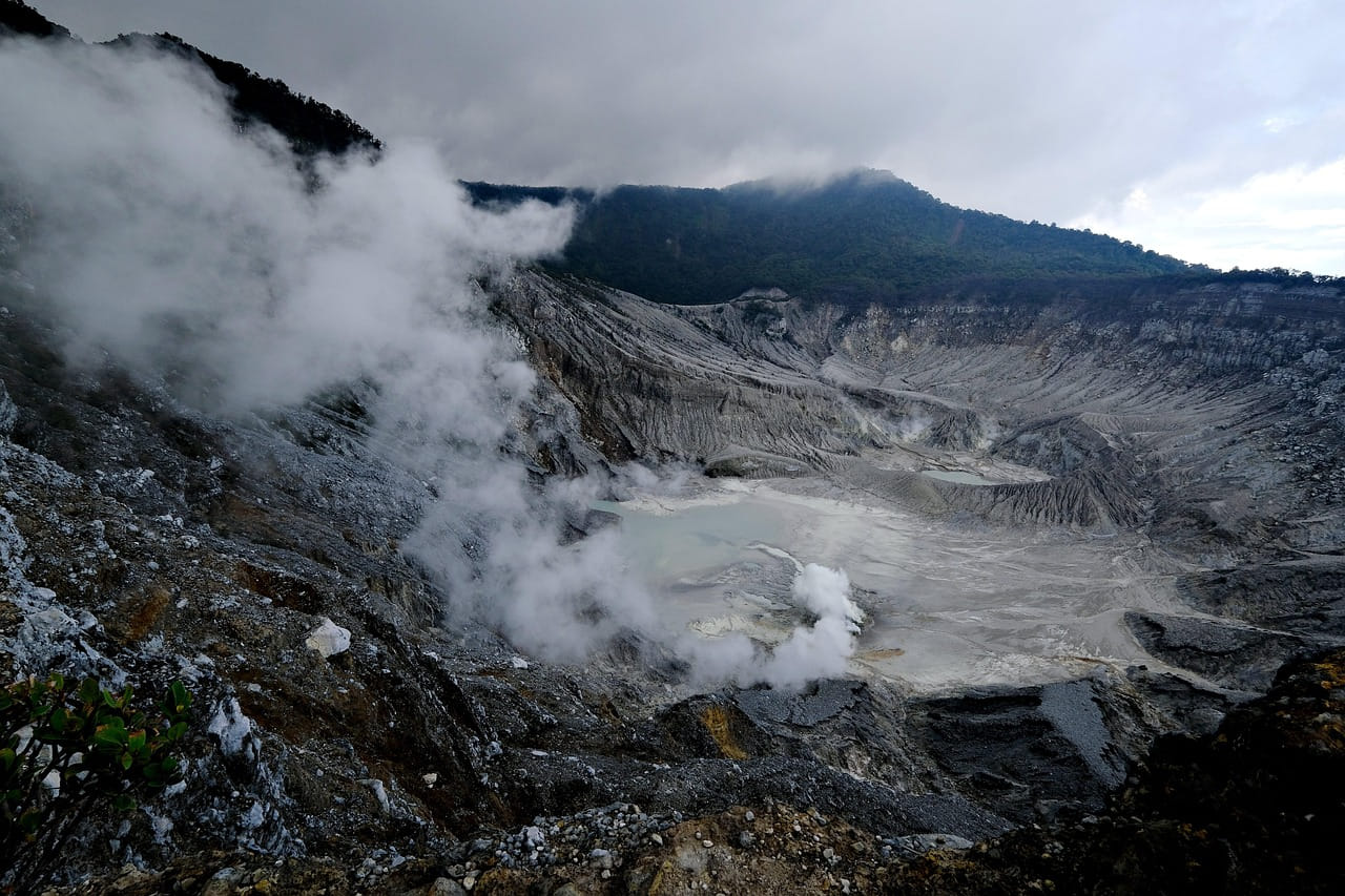 Gunung Ini Mengeluarkan Asap Hijau! Fenomena Aneh?!