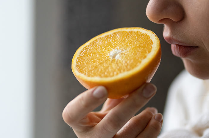 Kenapa Kita Bisa Tiba-Tiba Ingat Bau dari Masa Kecil? Ilmu di Balik Memori Penciuman!